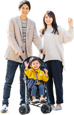 手を振る家族