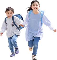 通学する小学生