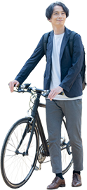 自転車で通勤する男性