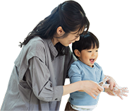 手を洗う母親と子ども