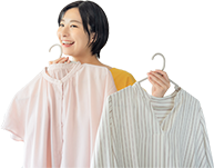 服を選ぶ女性