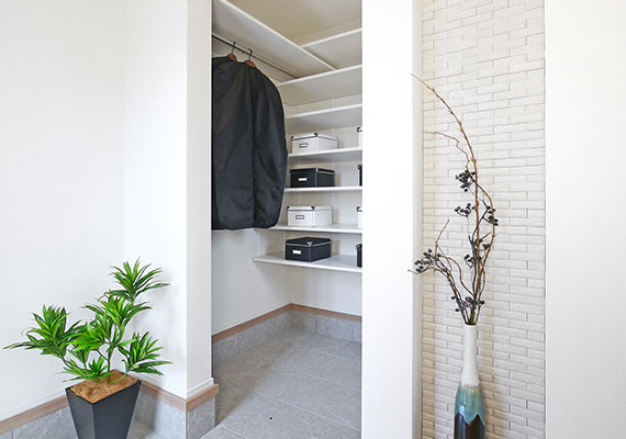 ウォークスルーの玄関土間収納