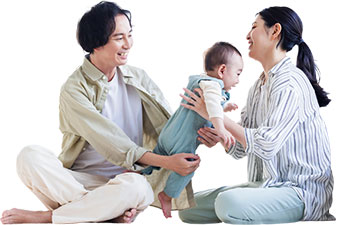 くつろぐ家族