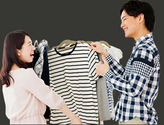 服を選ぶ夫婦