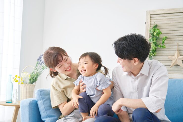 新築住宅に住む子育て世帯のイメージ