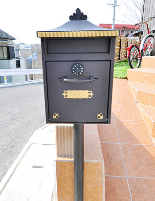 シンプルでも存在感のある玄関ポスト