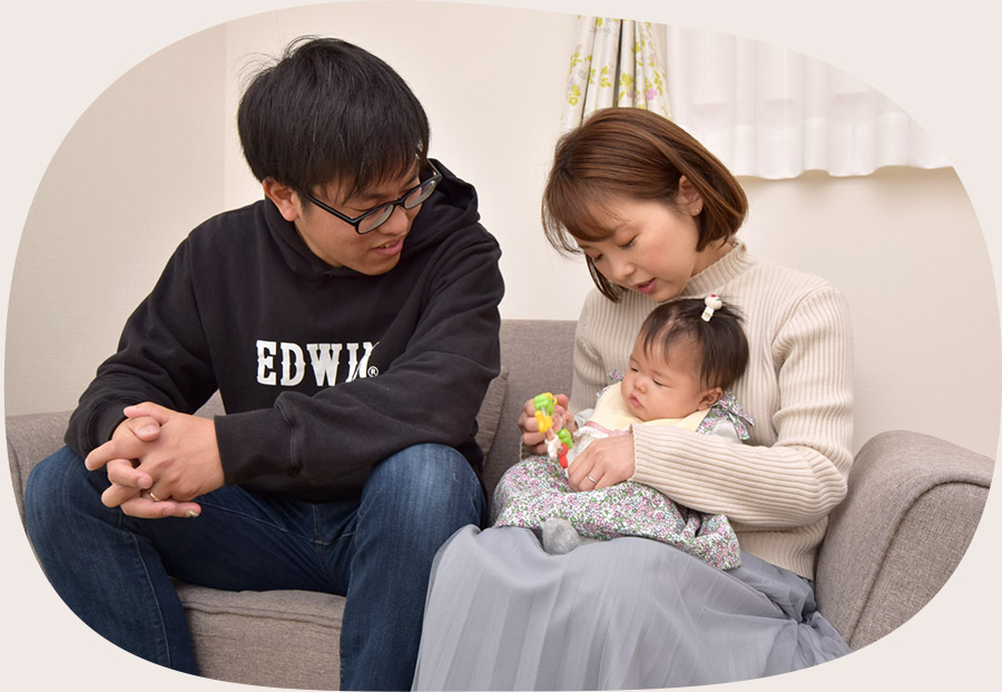 ソファでくつろぐご家族