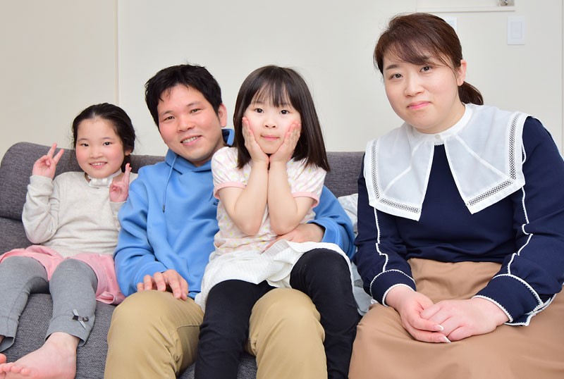 ソファに座るご家族
