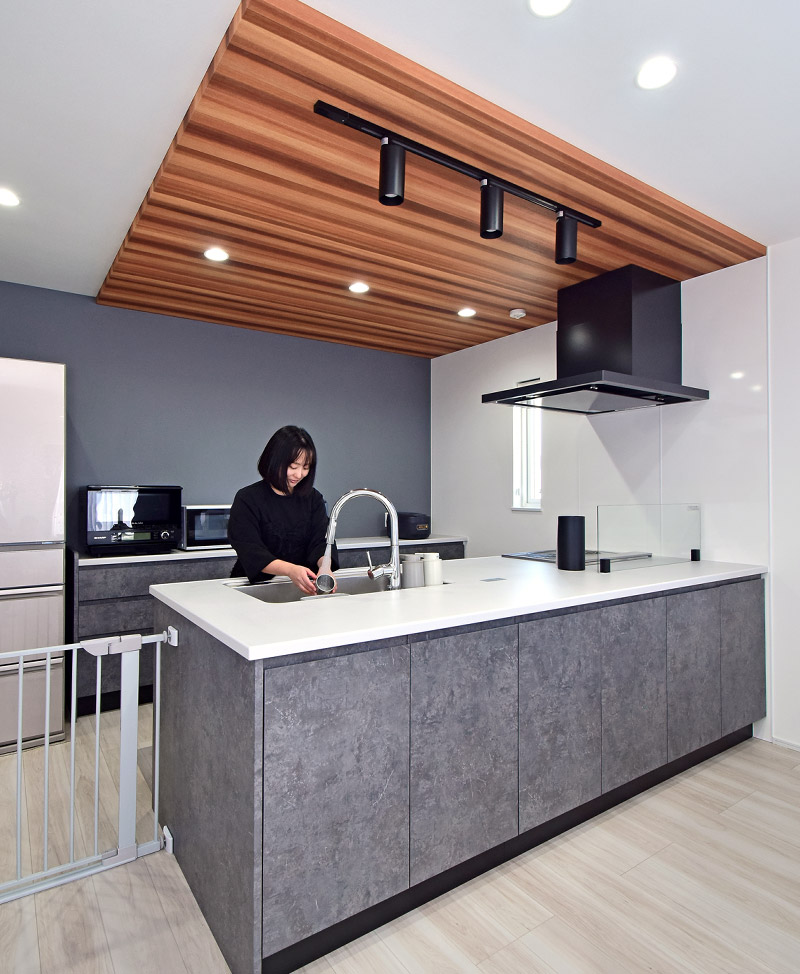 下がり天井の対面キッチン